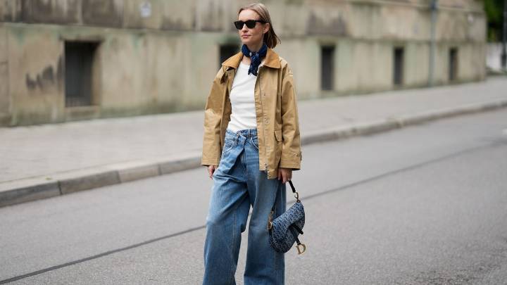 Los jeans palazzo reemplazan a los baggy jeans en otoño 2025 y así los puedes combinar