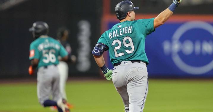 Raleigh hits MLB-leading 46th homer and sparks five-run seventh as Mariners outslug Mets 11