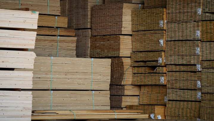 U.S. in final decision to hike Canadian softwood duties, tells officers to collect