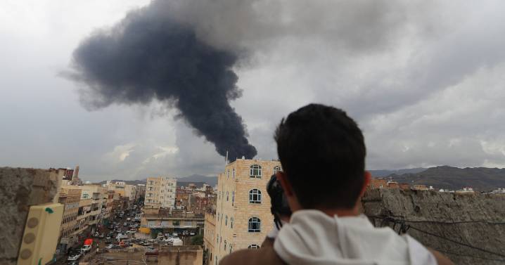Israel bombardea la capital de Yemen tras denunciar el uso de un misil con ojiva de racimo por parte de los hutíes