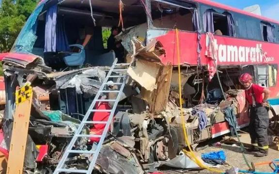 Choque frontal entre micro y camión en Brasil deja 11 muertos y 46 heridos