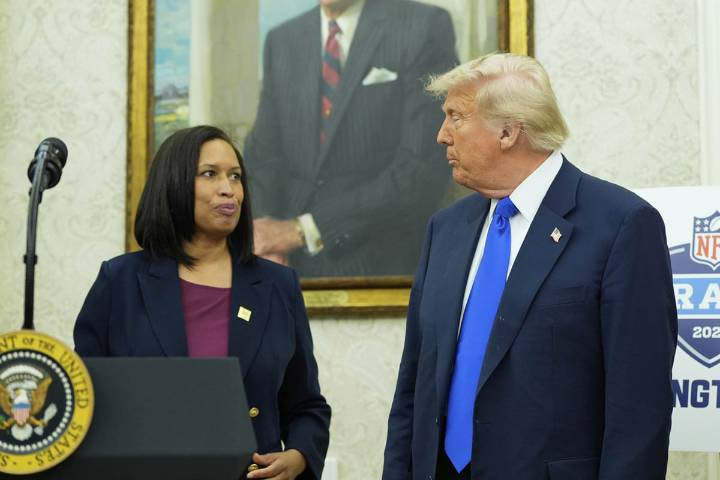 Trump le advierte a la alcaldesa de Washington que prolongaría el control federal de la policía