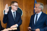 Gobierno de Trump nombra a un asesor de RFK Jr. como director interino de los CDC