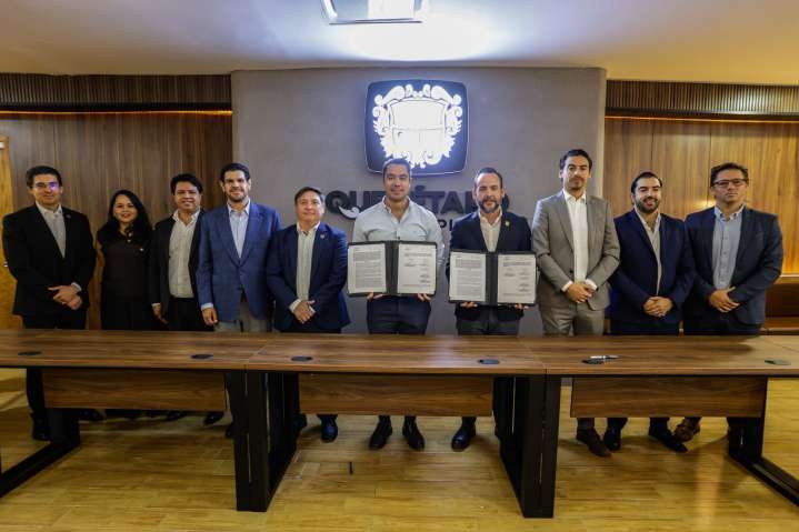 Firma Felifer Macías convenio con el Instituto Registral y Catastral
