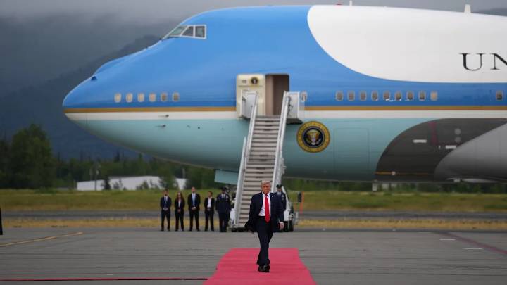 Trump, de 79 abriles, se desvía de izquierda a derecha a través de la estera roja