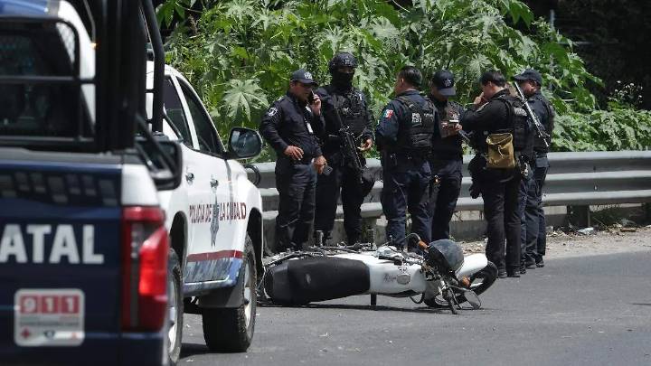 Atacan a balazos a dos en un bar de la Jorge Murad; derrapan al huir y uno está grave
