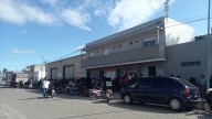 Dirigentes de partidos políticos en la entrega de refuerzo alimentario