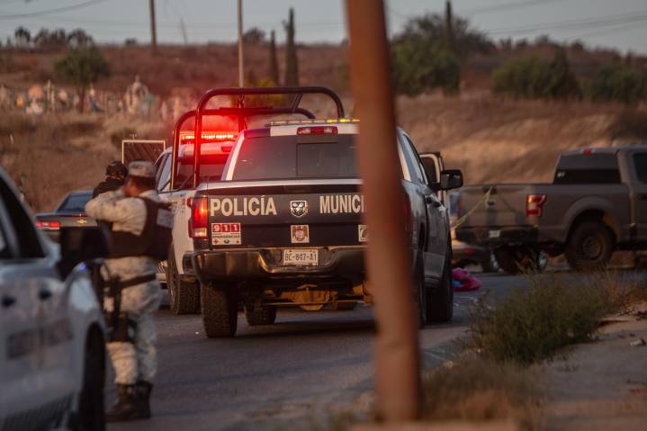Dejan tres cuerpos en bolsas de plástico sobre la Vía Rápida por el Panteón Monte de los Olivos
