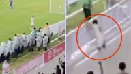 Futbolista cae a zanja de 3 metros de profundidad tras celebrar un gol en pleno partido