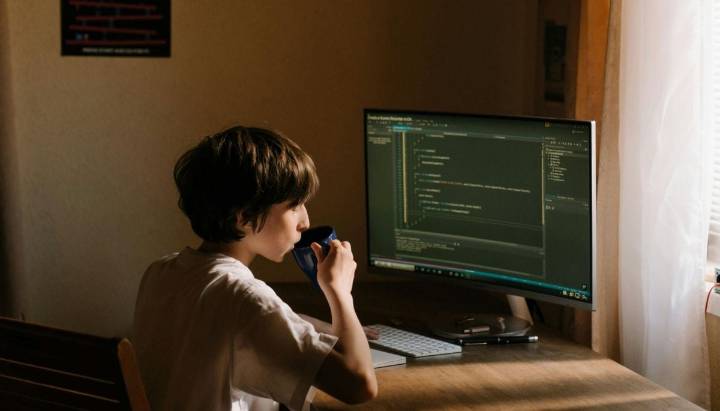 El uso de pantallas en edades más tempranas es un riesgo de ciberbullying, según estudio