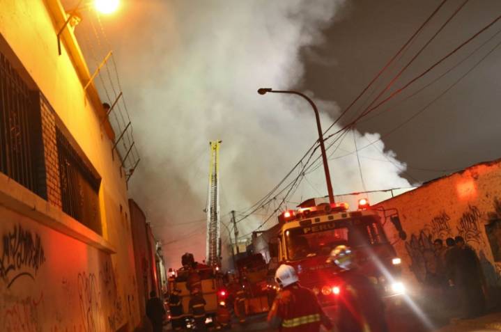 Alarma en Barrios Altos: incendio consume almacén en el Jirón Miro Quesada
