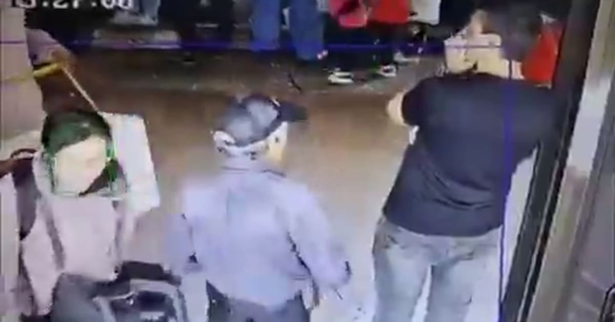 Video captó cómo un adulto mayor apuñaló a dos personas en la Terminal del Salitre