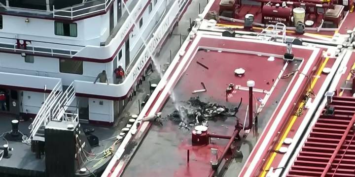 2 killed when helicopter crashes onto barge in the Mississippi River