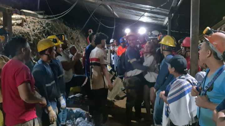 Rescatan con vida a 13 de los 23 mineros atrapados en una mina de oro en Colombia