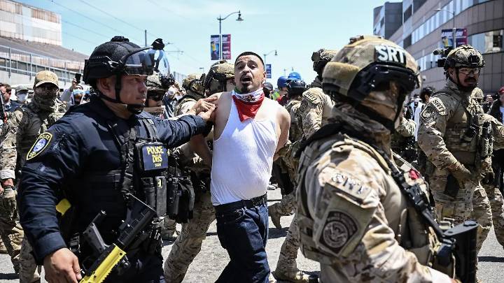 Tribunal Supremo de EU permite arrestos migratorios a personas sospechosas en Los Ángeles