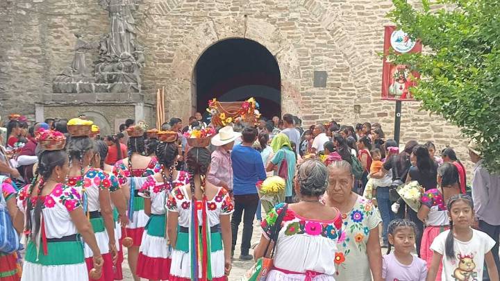 En Procesión se llevan al Padre Jesús a una Velación a Coamila