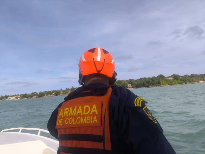 Armada busca pescador desaparecido en naufragio de embarcación en el Caribe