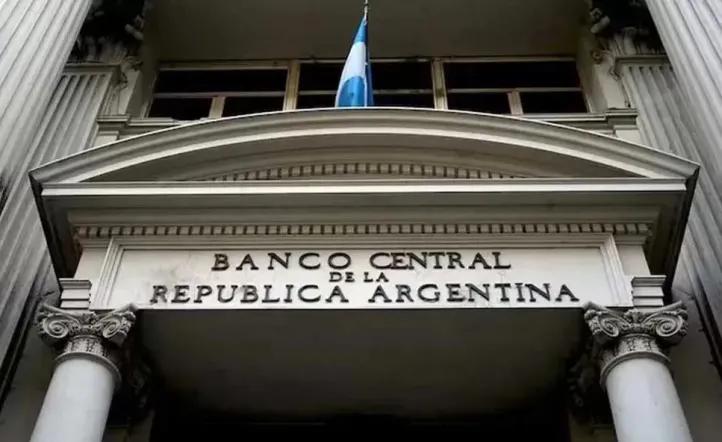 Intervención récord: el dólar oficial cerró a $1495 y el BCRA salió a vender U$S379 millones