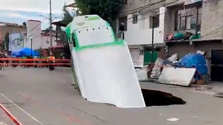 Un profundo socavón en Ciudad de México se traga un camión de refrescos y se vuelve viral