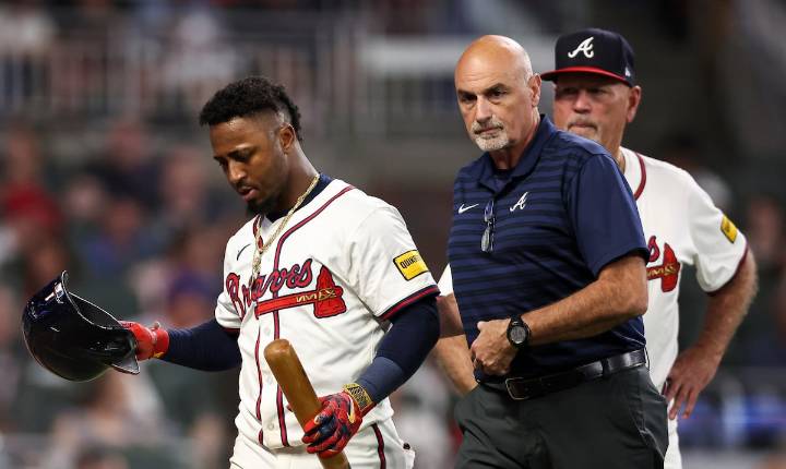 Ozzie Albies sufre fractura en la mano izquierda