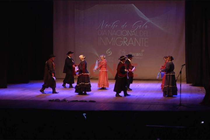 Emotiva gala por el Día del Inmigrante: más de 37 colectividades colmaron el Teatro 3 de Febrero