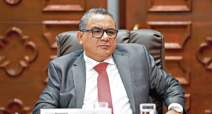 Reclaman salida del ministro Juan Santiváñez, brazo derecho de Dina Boluarte