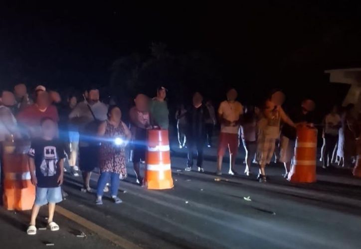 Pobladores bloquean carretera federal 186 Chetumal–Escárcega por falta de luz