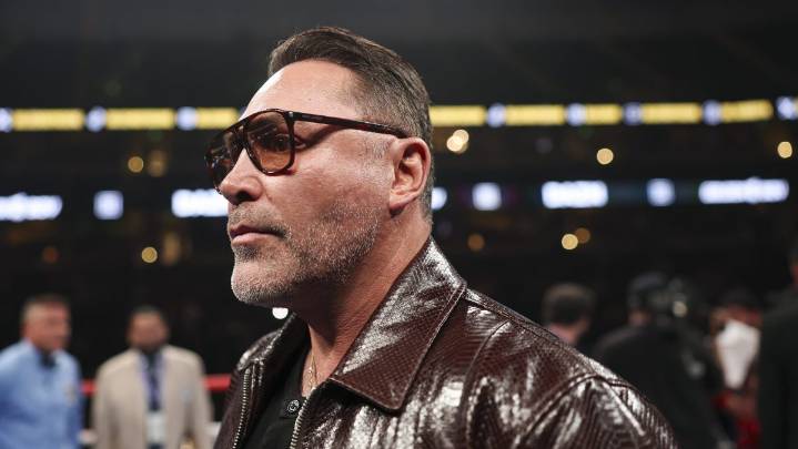 Óscar de la Hoya: Canelo debe elegir oponentes adecuados para él
