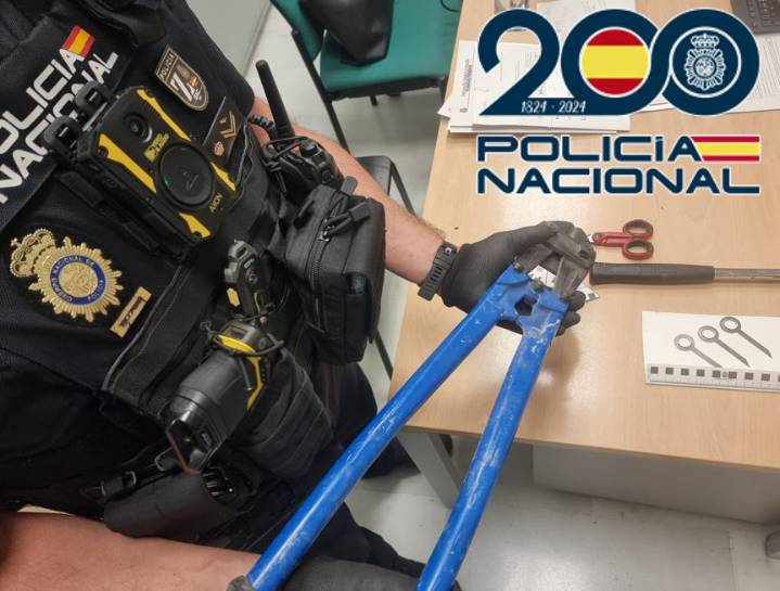 Dos detenidos tras ser sorprendidos robando en un vehículo de alta gama en Granada