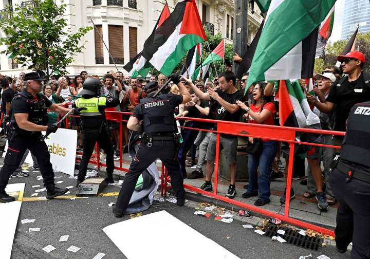 El momento en el que los manifestantes empujan las vallas en la meta