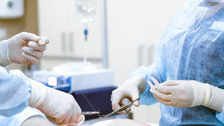 Operan a una paciente y dejan una aguja dentro de su muñeca: tendrán que indemnizarle con 67.000 euros