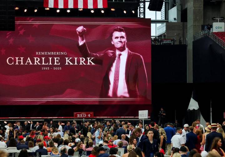 Miles de personas hacen cola durante horas para asistir al funeral casi 'de estado' de Charlie Kirk