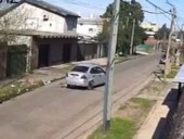 Un chofer de una app atropelló a un ciclista, lo corrió del auto y huyó sin auxiliarlo