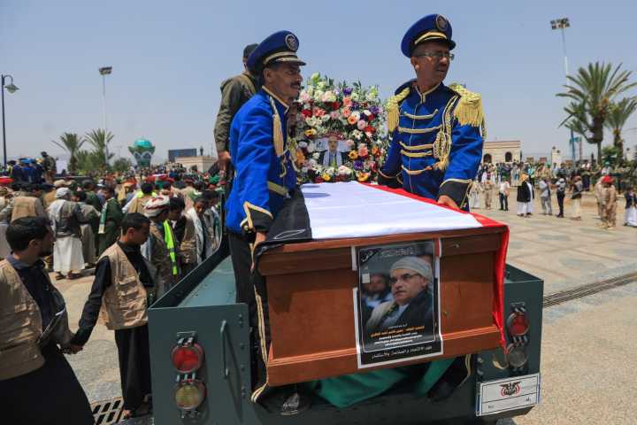 Yemen: rebeldes entierran a primer ministro y 11 altos mandos muertos en bombardeo