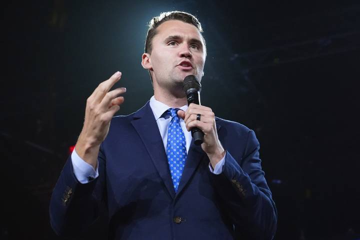 Charlie Kirk, activista conservador, recibe un disparo en el interior de un campus universitario