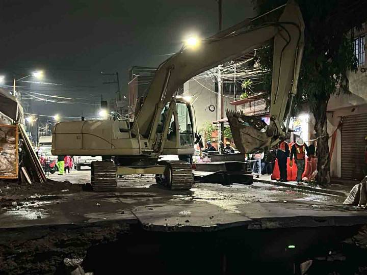 Evacúan a vecinos por crecimiento de socavón en Iztapalapa
