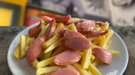 Hacé las mejores salchipapas de tu vida con esta receta bomba y preparate para los aplausos