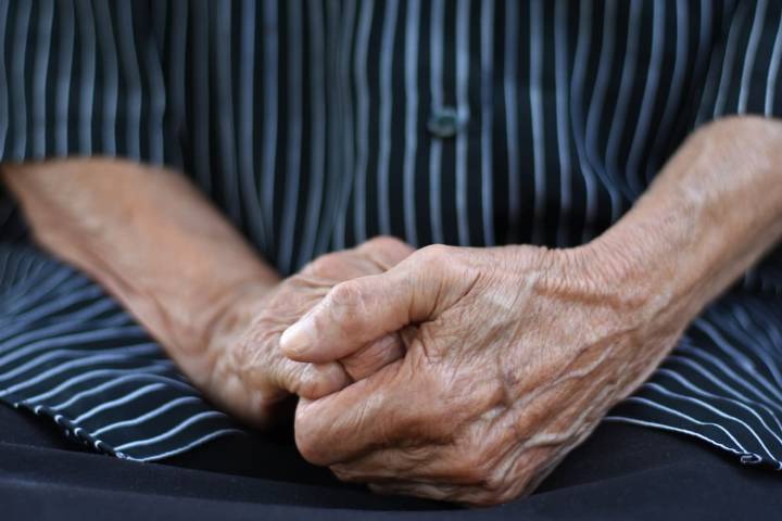 Envejecer y desayunar tarde: el hábito que podría aumentar el riesgo de muerte prematura