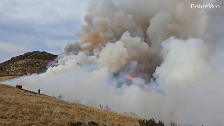 Un incendio en Carballeda de Valdeorras arrasa más de 700 hectáreas y continúa activo