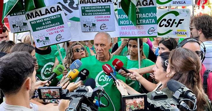 Trabajadores sanitarios de Málaga han acudido a la entrega de firmas en defensa de la Sanidad Pública