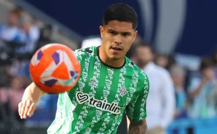 Con gol del Cucho, Betis gana a la Real Sociedad y se mete en puestos de Champions
