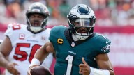 Eagles aplastan a Buccaneers y extienden su dominio en la NFL