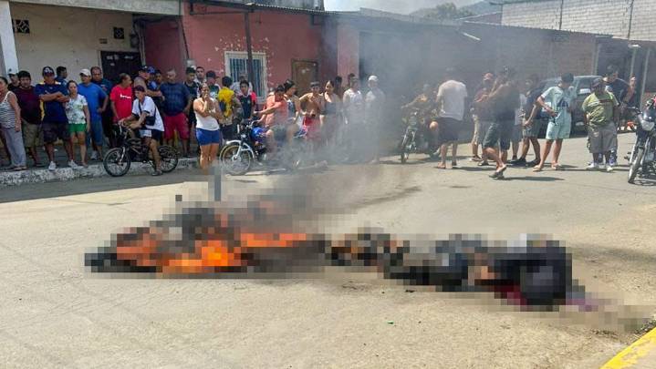 QUEMAN VIVOS a presuntos extorsionadores en Ecuador (VIDEO)