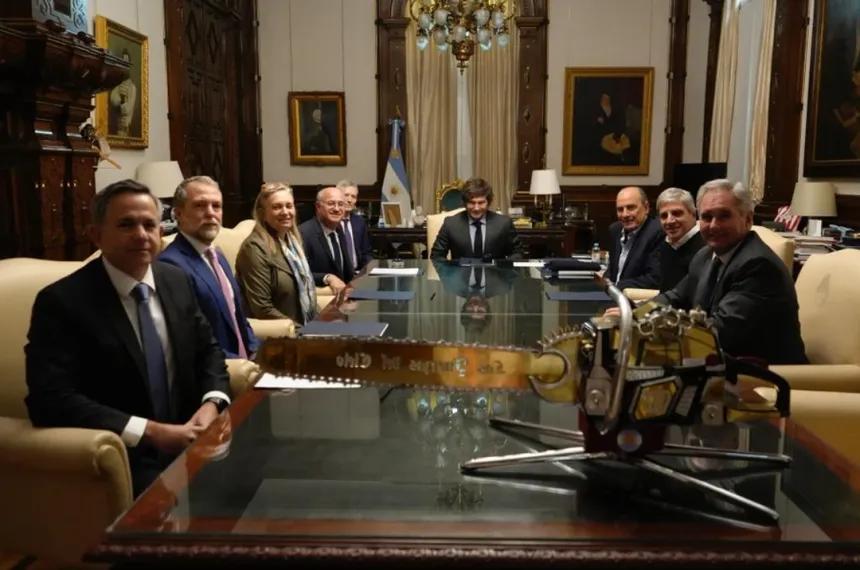 Tras la derrota en la elección bonaerene, Milei y Caputo se reunieron con el presidente del BID
