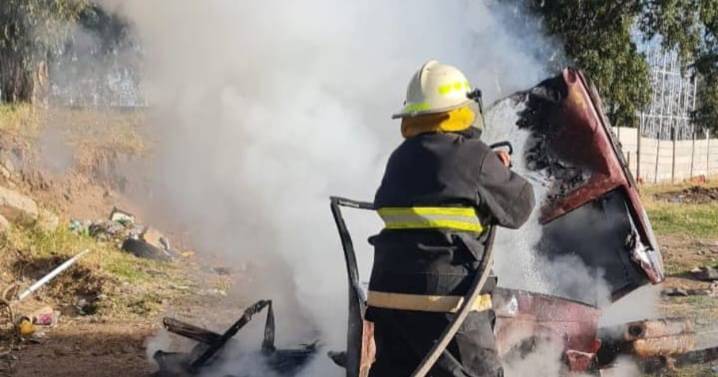 Sofocaron incendios en terrenos baldíos de la ciudad de San Luis