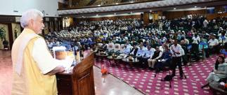 Take advantage of Centre’s support, realize your dreams: LG to Kashmir