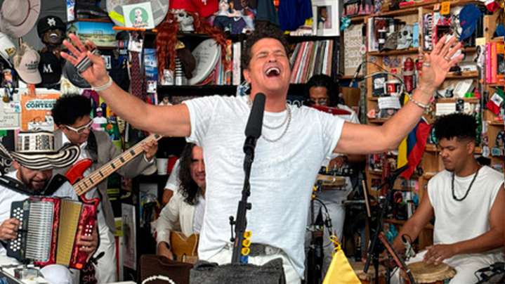¡Orgullo colombiano! Carlos Vives llega al Tiny Desk celebrando La Tierra del Olvido