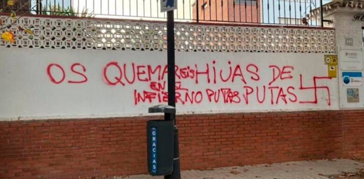 Abogados Cristianos presenta denuncia por unas pintadas en un colegio de la capital