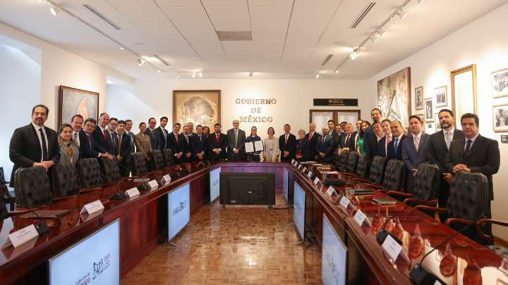 Acuerdan mantener estable el precio de la gasolina