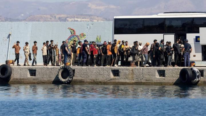 How migration to UK compares to Greece as migrant boat pushed out to sea in Gavdos
